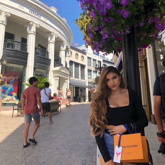 Meet your Posher, Erika - Picture 4 of 5